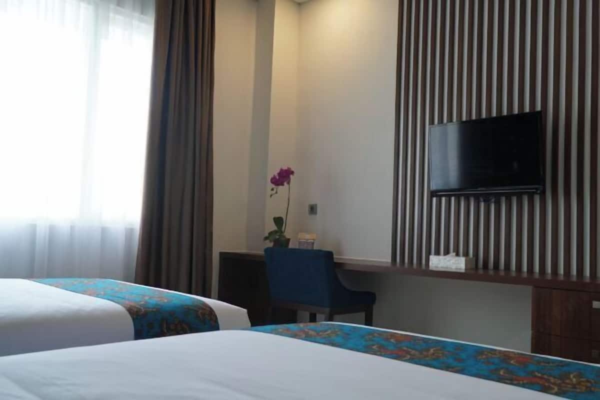In-room safe, desk, iron/ironing board, free WiFi