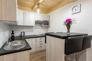 Apartment (1) | Eigene Kochnische | Kühlschrank, Mikrowelle, Herdplatte, Wasserkocher mit Kaffee-/Teezubehör