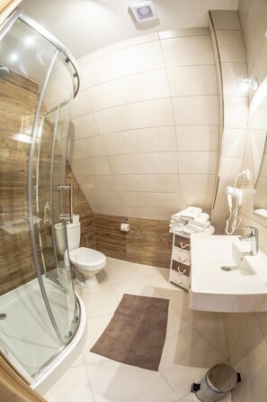 Douche, sèche-cheveux, serviettes fournies