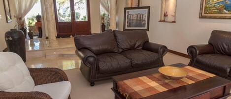 Rumah Deluks | Ruang duduk lobi