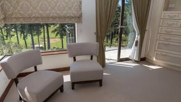 Rumah Deluks | Area keluarga | TV layar datar dan perapian