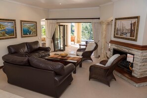Deluxe House | Living area | Flat-screen TV, fireplace - 5 Forecastle (Knysna)