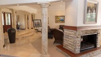 Rumah Deluks | Area keluarga | TV layar datar dan perapian