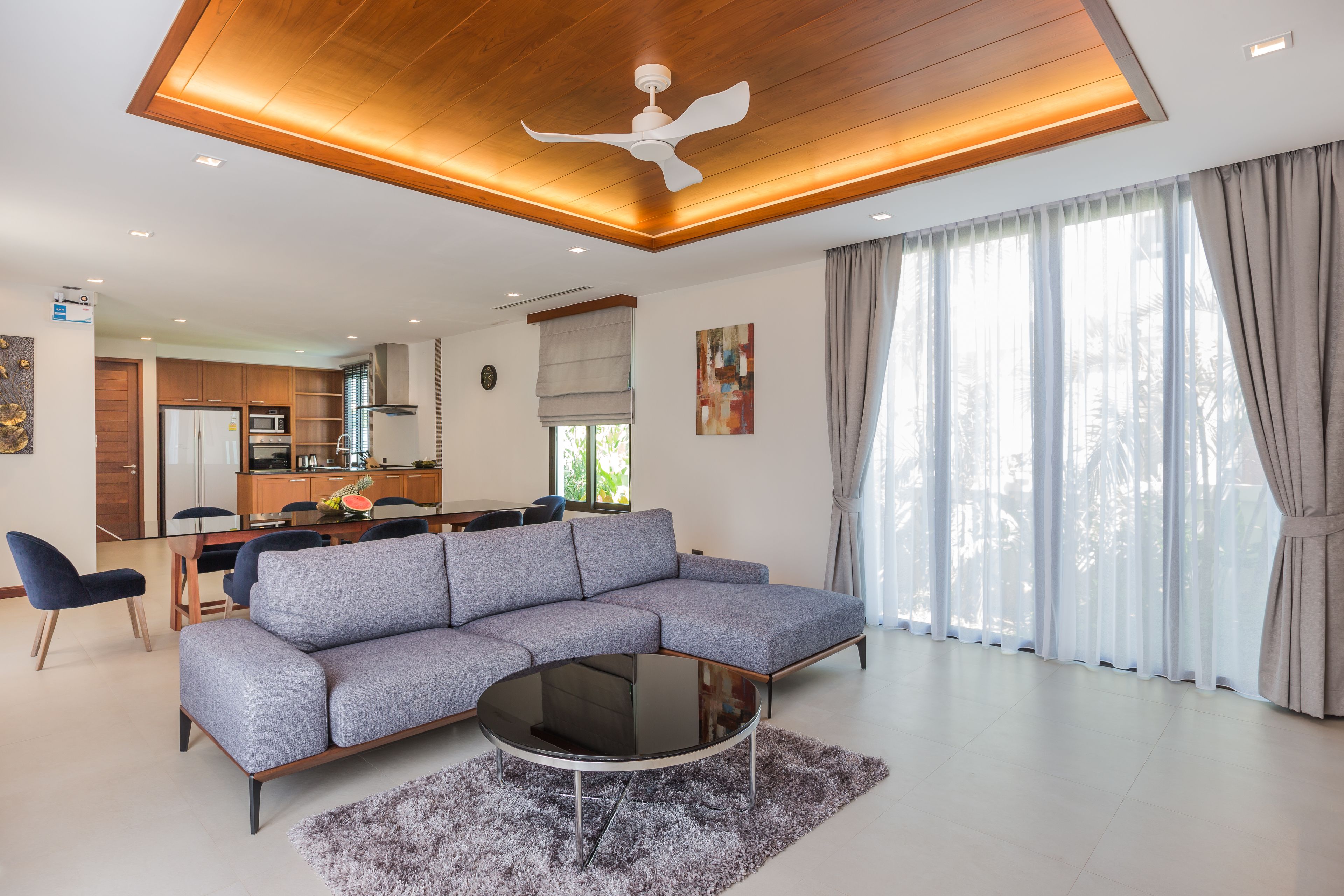 4-Bedroom Villa with Private Pool | Área de estar | TV de tela plana 32 polegadas com canais via satélite, TV LED