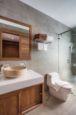 4-Bedroom Villa with Private Pool | Bathroom | Deep-soaking bathtub, rainfall showerhead, free toiletries, hair dryer - Villa Palavee B2 (Krabi)