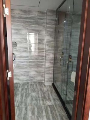 Regadera, amenidades de baño gratuitas, pantuflas