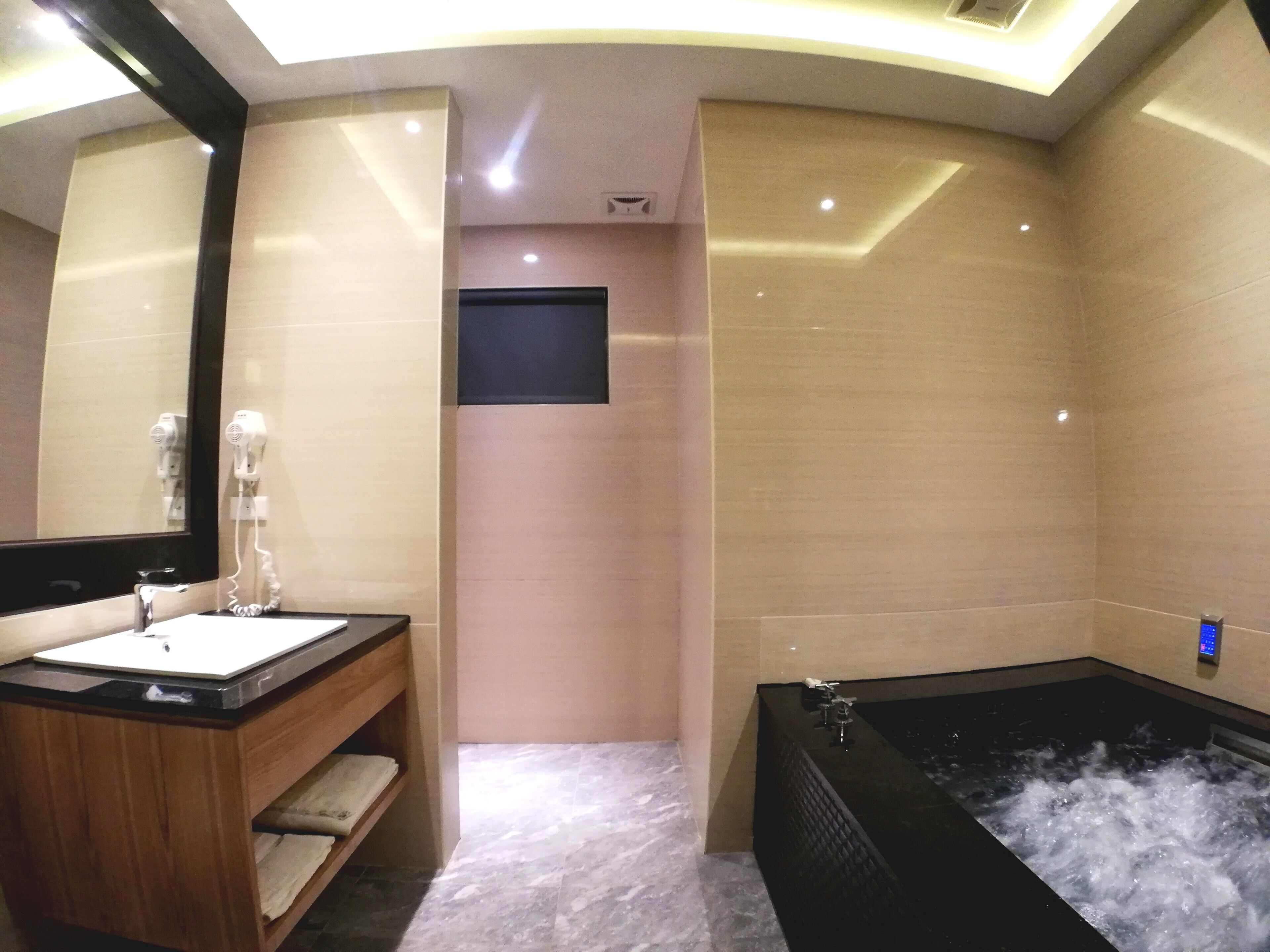 Habitación clásica doble | Baño | Bañera de hidromasaje, secador de pelo, zapatillas y toallas