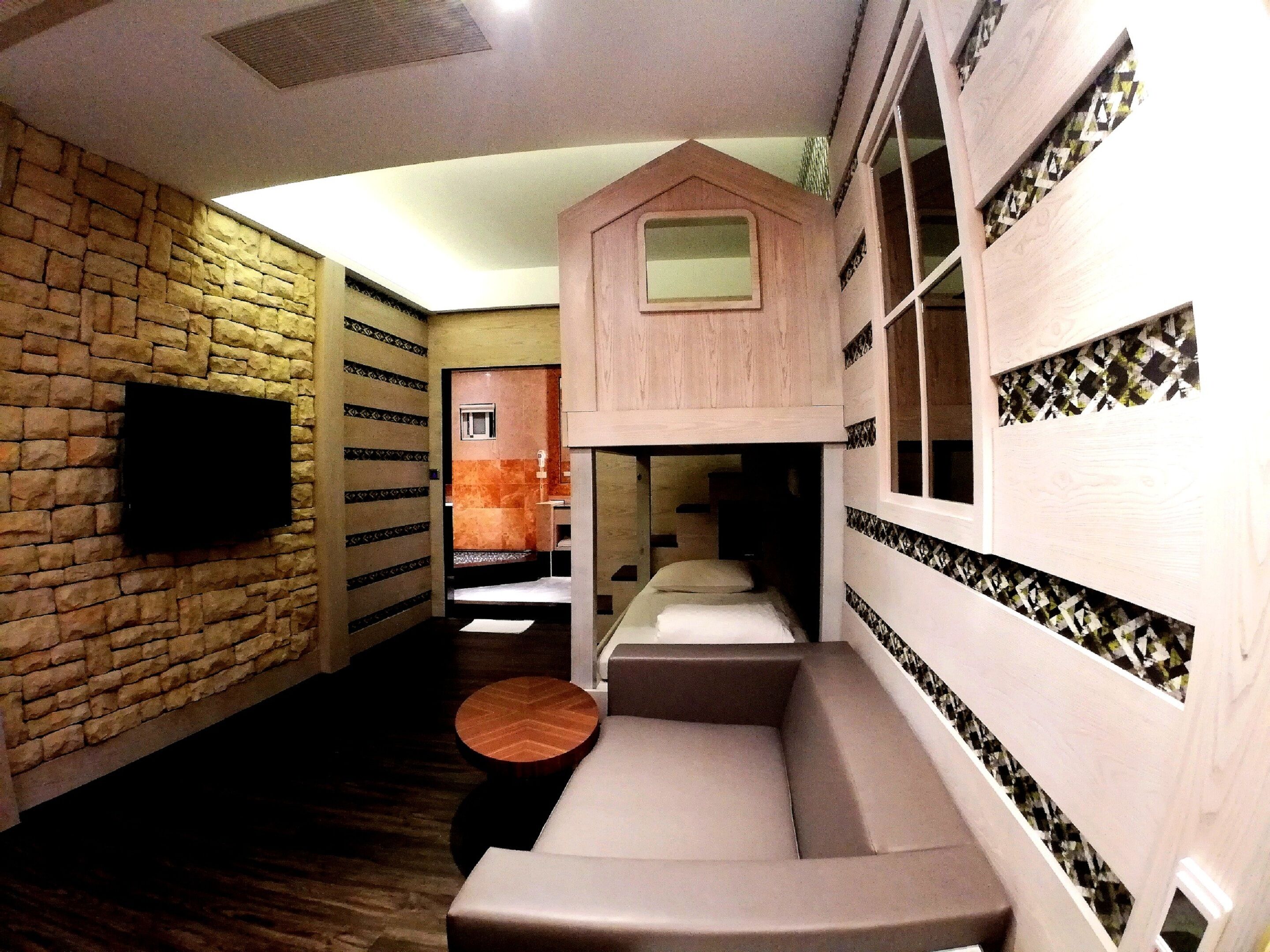 family quadruple room | children’s theme room