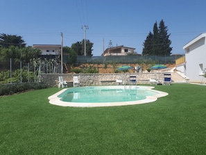 Una piscina al aire libre de temporada