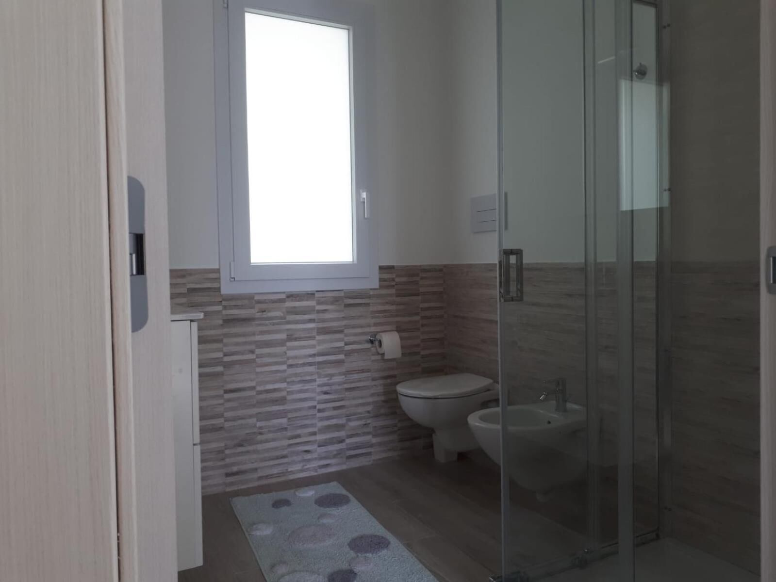 Douche, sèche-cheveux, bidet, serviettes fournies