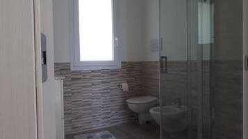 Douche, sèche-cheveux, bidet, serviettes fournies