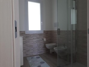 Douche, sèche-cheveux, bidet, serviettes fournies