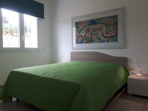 Mobiliario individual, cortinas opacas, sistema de insonorización