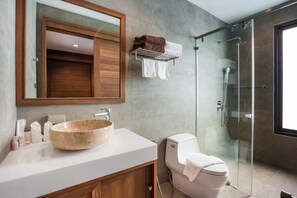 4-Bedroom Villa with Private Pool | Bathroom | Deep soaking tub, rainfall showerhead, free toiletries, hair dryer - Villa Palavee B3 (Krabi)