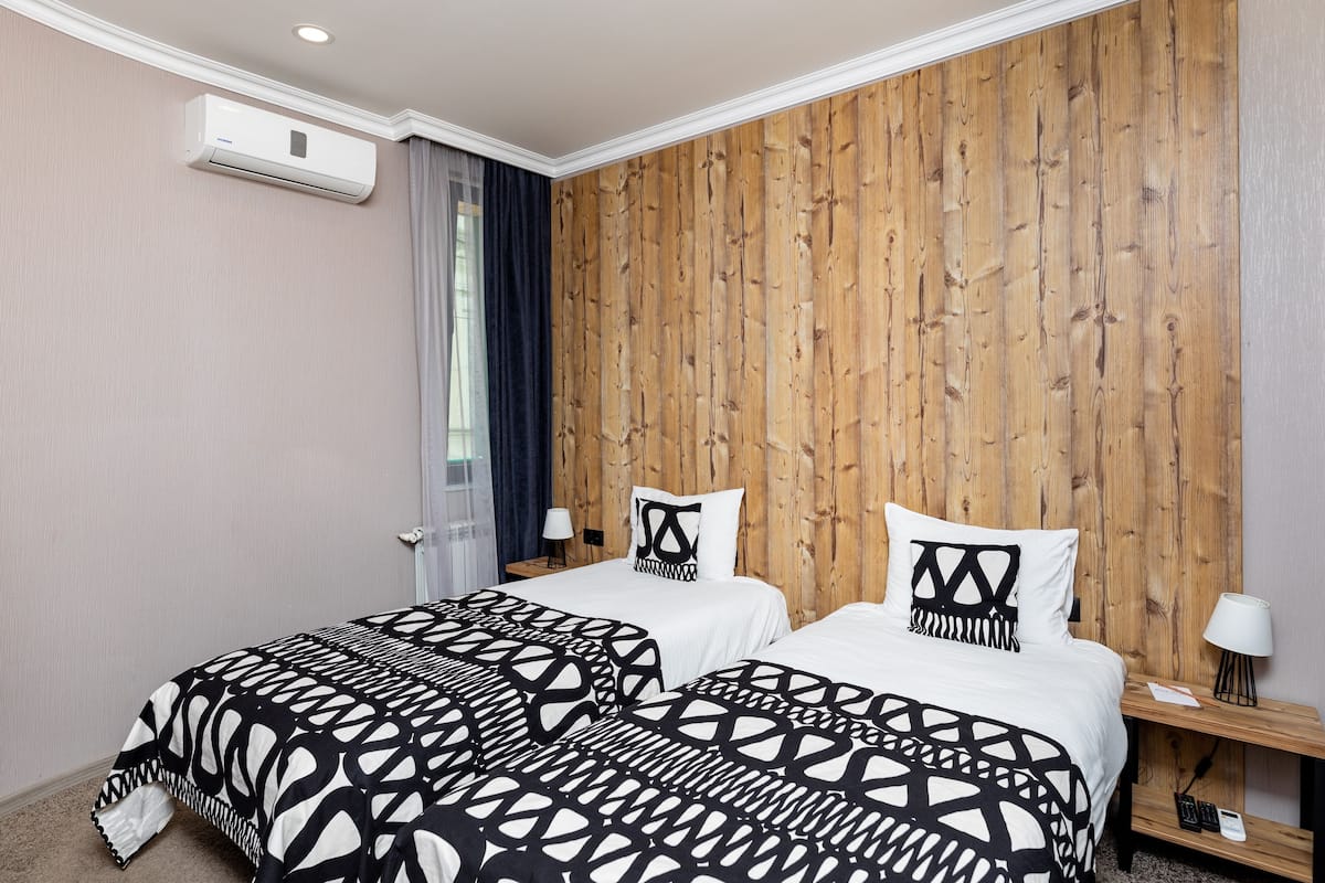 Standard Twin Room | 1 bedroom, premium bedding, Select Comfort beds, minibar