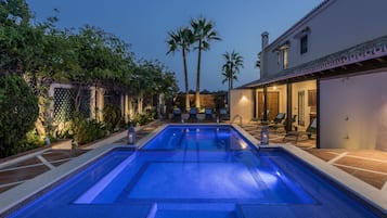Piscine extérieure (ouverte en saison), parasols de plage