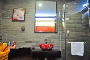 Buồng tắm vòi sen, đồ dùng nhà tắm miễn phí, dép đi trong nhà