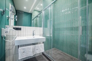 Buồng tắm vòi sen, vòi sen phun mưa, máy sấy tóc, áo choàng tắm 