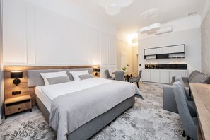 Deluxe Apartment | Premium bedding, in-room safe, desk, soundproofing - Vinfort Aparthotel (Kraków)