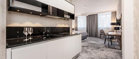 Refrigerador, parrilla de estufa, lavavajillas y cafetera y tetera