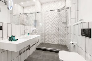 Buồng tắm vòi sen, vòi sen phun mưa, máy sấy tóc, áo choàng tắm 