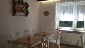 Tägliches Frühstücksbuffet (15 EUR pro Person)