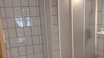 Ein Badezimmer mit Toilette, Duschkabine und Waschbecken.