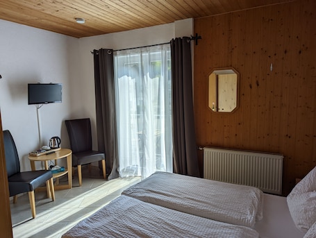 Double Room, Balcony | Desk, soundproofing, free WiFi, bed sheets. Hotel Pension Winzerhaus