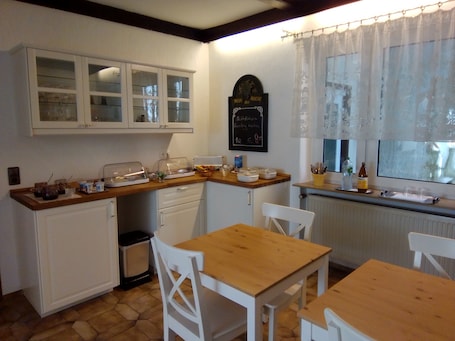 Daily buffet breakfast for a fee. Hotel Pension Winzerhaus
