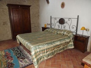 Kahden hengen huone, 1 keskisuuri parisänky, näköala puutarhaan | Ilmainen Wi-Fi, vuodevaatteet