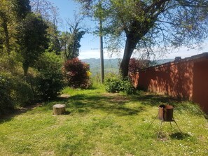 Kahden hengen huone, 1 keskisuuri parisänky, esteetön, näköala puutarhaan | Näkymä puutarhaan