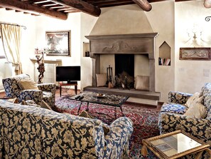 Villa, 4 Bedrooms | Living room | Flat-screen TV