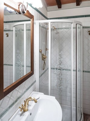 Bathroom shower - Villa Eleonora (Dicomano)