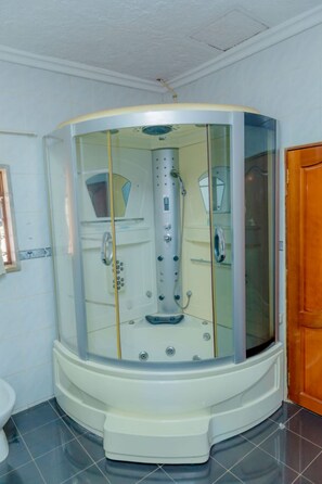 Executive Suite, 1 King Bed | Bathroom | Deep-soaking bathtub, rainfall showerhead, free toiletries, hair dryer - Select Boutique Hotel (Kigali)