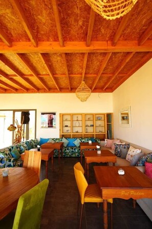 Se sirven desayunos, almuerzos y cenas; cocina local e internacional