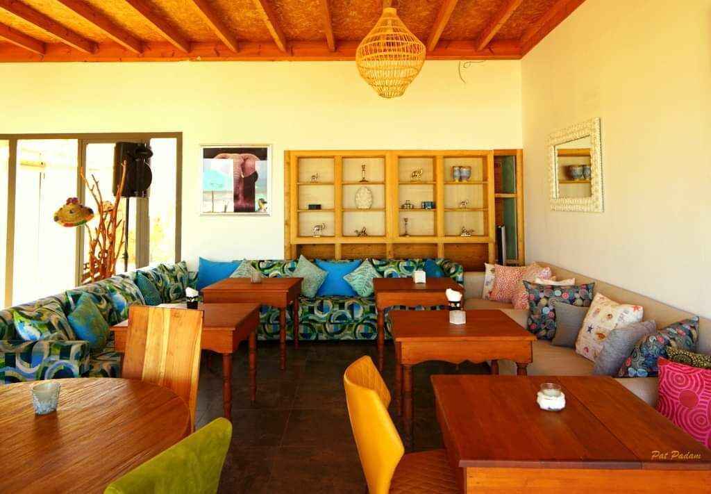 Petit déjeuner, déjeuner et dîner servis sur place
