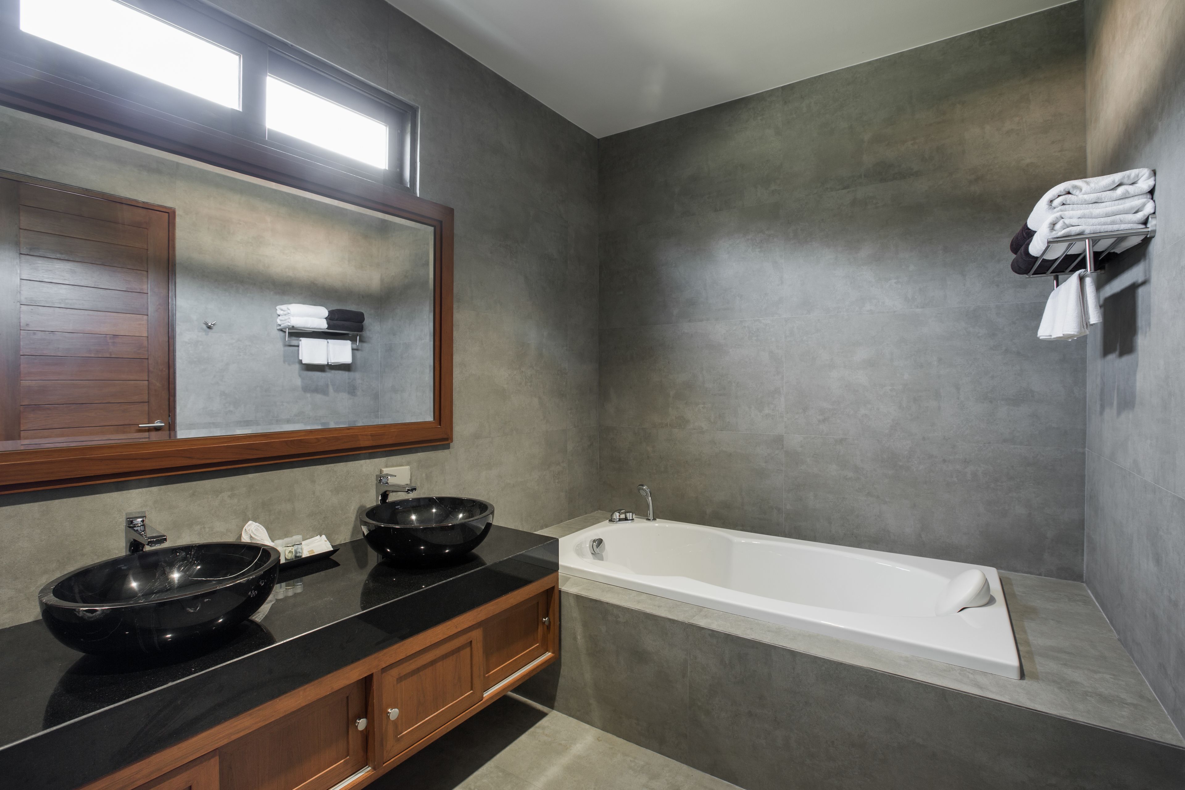 3-Bedroom Villa with Private Pool | 욕실 | 전신 욕조, 레인폴 샤워기, 무료 세면용품, 헤어드라이어