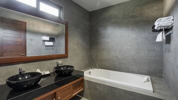 3-Bedroom Villa with Private Pool | 욕실 | 전신 욕조, 레인폴 샤워기, 무료 세면용품, 헤어드라이어