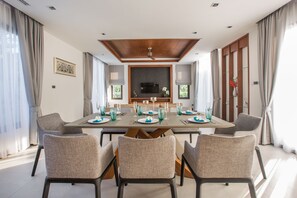 3-Bedroom Villa with Private Pool | Borðhald á herbergi eingöngu