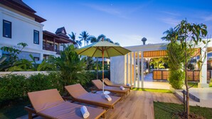 A resort with sun loungers, a covered seating area, and a pool. - Villa Palavee A2 (Krabi)