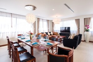 Ático familiar | Servicio de comidas en la habitación