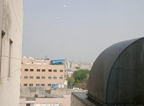 Vista de un paisaje urbano con varios edificios, incluyendo una gran estructura en forma de cúpula a la derecha.