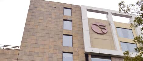 A building with a sign reading "FORTUNE AVENUE JALANDHAR MemberITC's hotelgroup".
