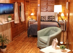 Minibar, individually decorated, individually furnished, desk - El Paraje del Chef (Nevada)