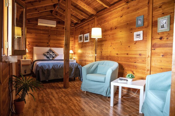 Minibar, individually decorated, individually furnished, desk