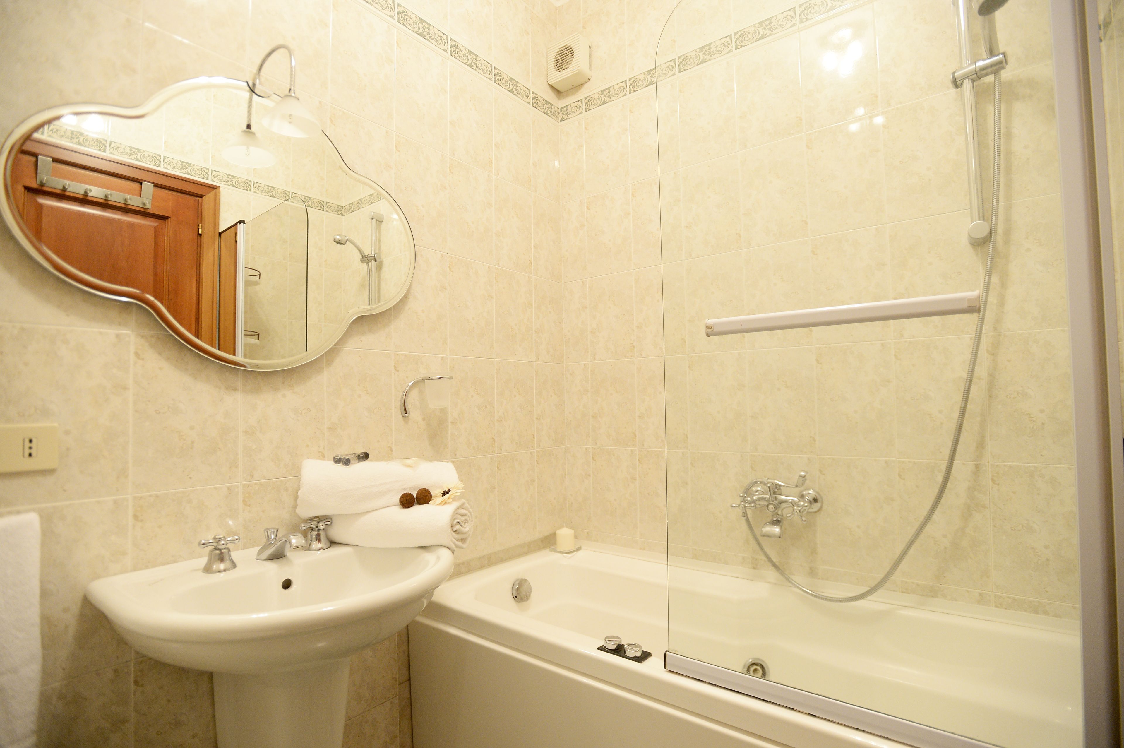 Apartment, 1 Bedroom | Bathroom | Combined shower/bathtub, hair dryer, bidet, towels