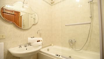 Apartment, 1 Bedroom | Bathroom | Combined shower/bathtub, hair dryer, bidet, towels
