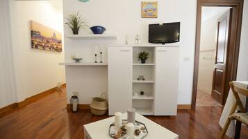 Appartement, 1 chambre | Coin séjour | TV connectée de 43 pouces avec chaînes par câble, télévision, Netflix