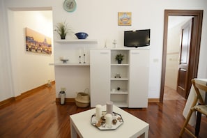 Leilighet, 1 soverom | Oppholdsområde | En 43-tommers smart-TV med kabel-kanaler samt TV og Netflix