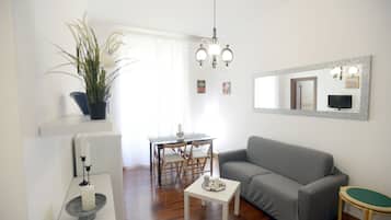 Appartement, 1 chambre | Salle de séjour | TV connectée de 43 pouces avec chaînes par câble, télévision, Netflix